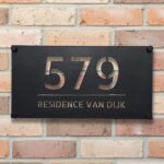Gepersonaliseerd RVS naambordje voordeur met zwarte poedercoating