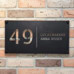 Gepersonaliseerd RVS naambordje voordeur met zwarte poedercoating