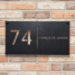 Gepersonaliseerd Naambordje Voordeur van RVS - Haven Gepersonaliseerd RVS naambordje voordeur met zwarte poedercoating