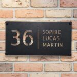 Gepersonaliseerd RVS naambordje voordeur met zwarte poedercoating