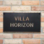 Gepersonaliseerd Naambordje Voordeur van RVS - Horizon Gepersonaliseerd RVS naambordje voordeur met zwarte poedercoating